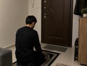 هل أقطع الصلاة عند طرق الباب بشدة؟.. أمين الفتوى يجيب