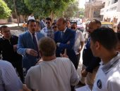 محافظ أسيوط يصطحب مواطنا لموقع شكواه ببنى قرة ويحيل رئيس القرية للتحقيق