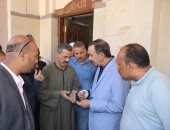 محافظ سوهاج يلتقى عددا من المواطنين ويستمع إلى مطالبهم