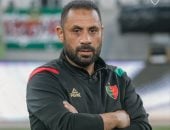 ياسر رضوان يحتفل بالتتويج بلقب الدوري الجزائري مع المولودية