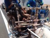 محافظ أسوان يتابع أعمال رفع كفاءة الطريق الصحراوى الغربى إدفو / السباعية