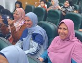 شقيقتان يطلقن الزغاريد باحتفالية الحجاج.. ومحافظ قنا يمازحهن: متعملوش كده فى الحرم