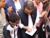 محافظ المنوفية يجبر بخاطر طالب ويوقع له أوتوجراف بكراسته