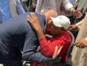 وزير النقل يحتضن شاب من ذوي الهمم ويستمع إليه في افتتاح تجريبي لكوبري بقنا