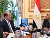 رئيس الوزراء يوجه بالمفاوضات مع وكلاء السيارات الكهربائية للتعاقد على أول دفعة