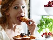 كيف يؤثر مزاجك على اختياراتك الغذائية؟ اعرف العلاقة بين المزاج والأكل