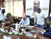 محافظ الأقصر يسلم أول عقد تقنين أراضٍ وفقًا للقانون 168 لسنة 2025