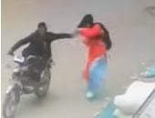 شد طرحتها وهو بيسرق منها الموبايل في لحظة مرعبة 