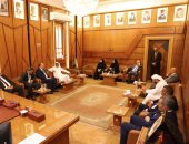 نقيب المحامين يجتمع بهيئة المكتب ويبحث التعاون القانوني مع وفد إماراتي