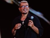 عمرو دياب يتصدر عربيا ويقتحم قائمة أقوى الفنانين رقميا فى العالم