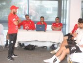 محاضرة فنية لمنتخب الشباب قبل المران استعدادا لوديتىّ عمان