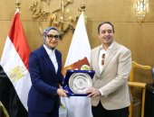 محافظ الوادي الجديد تبحث إنشاء أول مركز متكامل لعلاج الإدمان بالمحافظة