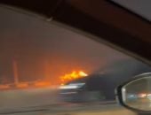 حريق مفاجئ بسيارة ملاكي على الطريق السياحي.. صور