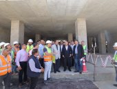 وزير النقل يتفقد مواقع العمل بالخط الثاني للقطار الكهربائي السريع 