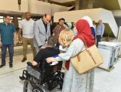 محافظ أسيوط يسلم جهاز عروسة وكرسيين كهربائيين لذوى الهمم
