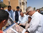 محافظ جنوب سيناء يتفقد أعمال الرصف بالطور