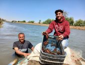 البحر بيراضى الصيادين.. رحلة كفاح أب وابنه فى صيد الأسماك بالشرقية.. فيديو وصور
