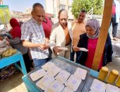 سوق اليوم الواحد بالوادى الجديد ملتقى أسبوعى لتوفير السلع الغذائية بأسعار مخفضة.. إقبال متزايد على منتجات الألبان والأجبان والسمن البلدى والصناعات.. والمحافظ توجه بتوفير سبل الدعم بكل المحافظة.. صور