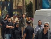 جثمان عبد الرحمن أبو زهرة يمر بالمسرح القومي والحسين قبل أداء صلاة الجنازة