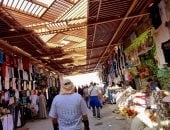السياح من كل مكان يستمتعون فى معابد الأقصر رغم حرارة الطقس.. صور