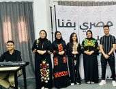 أول كورال تراثى فى قنا.. شباب وفتيات يعيدون إحياء الأغانى الصعيدية والوطنية داخل القرى والمعابد والمقاهى للحفاظ على الهوية الفنية.. مايسترو الكورال: نتعرض للانتقادات وهدفنا إحياء التراث الممتد منذ أجيال.. صور