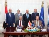 وزير النقل ورئيس هيئة قناة السويس ومحافظ القاهرة يشهدون توقيع عقد بناء 5 أتوبيسات