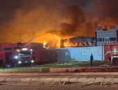 فريق من نيابة العامة يعاين موقع حريق العاشر من رمضان للوقوف على الأسباب
