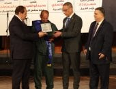 محافظ الجيزة: الدولة حريصة على توفير بيئة عمل تضمن حقوق العمال