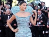 فستان بوزن 15كيلو جرامات يلفت الأنظار في مهرجان كان السينمائى.. اعرف قصته