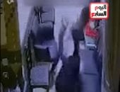 اللحظة اللى قلبت السوشيال ميديا.. شخص يعتدى على خطيبته داخل شغلها