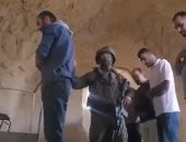 جندى إسرائيلى يقتحم مسجدا ويدفع المصلين أثناء الصلاة فى الضفة الغربية (فيديو)
