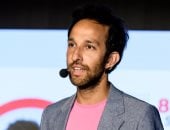 ماذا لو رأينا الرائحة؟.. فنان نمساوي يحلل DNA  العود ويحوله لتجربة بصرية