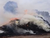 12 سيارة مطافى تسيطر على حريق هائل فى شونة كتان بقرية شبرا ملس بالغربية
