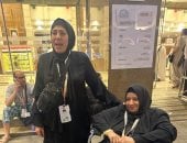 دموع الحاجة نجاح أمام الكعبة.. حكاية مصرية من ذوى الهمم عوضها الله بزيارة بيته