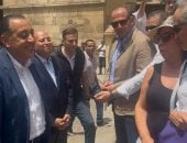مرحبا بكم فى مصر.. حوار ودى بين رئيس الوزراء وعدد من السائحين بشارع المعز