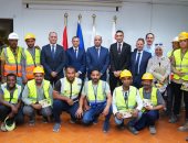 وزير العمل ومحافظ أسوان يسلمان شنط "عدة عمل" وبونات لعمالة غير منتظمة
