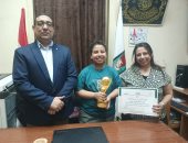 طالب بسوهاج يبتكر جهازا لمساعدة كبار السن وذوى الهمم.. فيديو