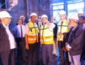 وزير العمل وسط عمال "السبائك الحديدية" بأسوان: حوافز لتشجيع تسجيل العمالة غير المنتظمة