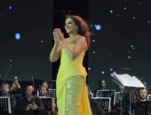 جمهور «كامل العدد» من كل الأعمار يشعل أجواء حفل أنغام.. فيديو
