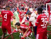 كين الهداف وأوليسي الأفضل.. شاهد مراسم تتويج بايرن ميونخ بالدوري الألماني