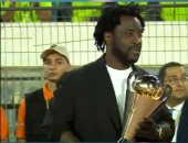ويلفريد بوني يحمل كأس الكونفدرالية قبل نهائي الزمالك واتحاد العاصمة