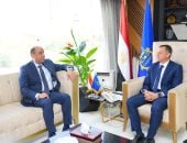 وزير العمل خلال جولته بأسوان يعلن بدء صرف إعانات الحوادث بقيمة 300 ألف جنيه
