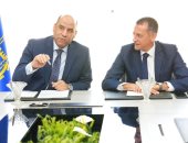 محافظ أسوان ووزير العمل يبحثان دعم العمالة غير المنتظمة بالمناجم والمحاجر