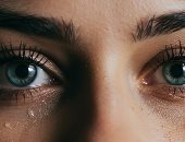 دموعك مش ماسكارا.. هل يطيل البكاء الرموش أم أنها خرافة؟