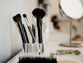 مش هتحتاجى تشتريه.. اصنعى منظف فرش المكياج فى المنزل بمكونين فقط