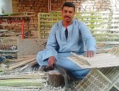 يعمل فى الجريد من عمر 7 سنوات.. أحمد عابدين أبدع في تطوير صناعة الأجداد بقنا