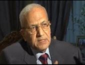 عميد طب قصر العينى يهنئ الدكتور محمد شريف مختار رائد طب الحالات الحرجة بفوزه بجائزة «الطبيب العربى»