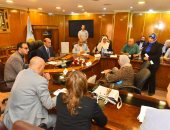 محافظ أسيوط يوجه بعلاج طفل وطفلة ويمنح وحدة سكنية لأرملة خلال لقاء المواطنين