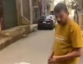 سائق متهور يقلب التوك توك براكبه بسبب الأجرة فى بلبيس ويصيح انا 5%.. فيديو