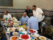 كرم القناوية.. وزير الرى يتناول بطيخ وعسل وفطير مشلتت مع مزارعين بقنا.. صور